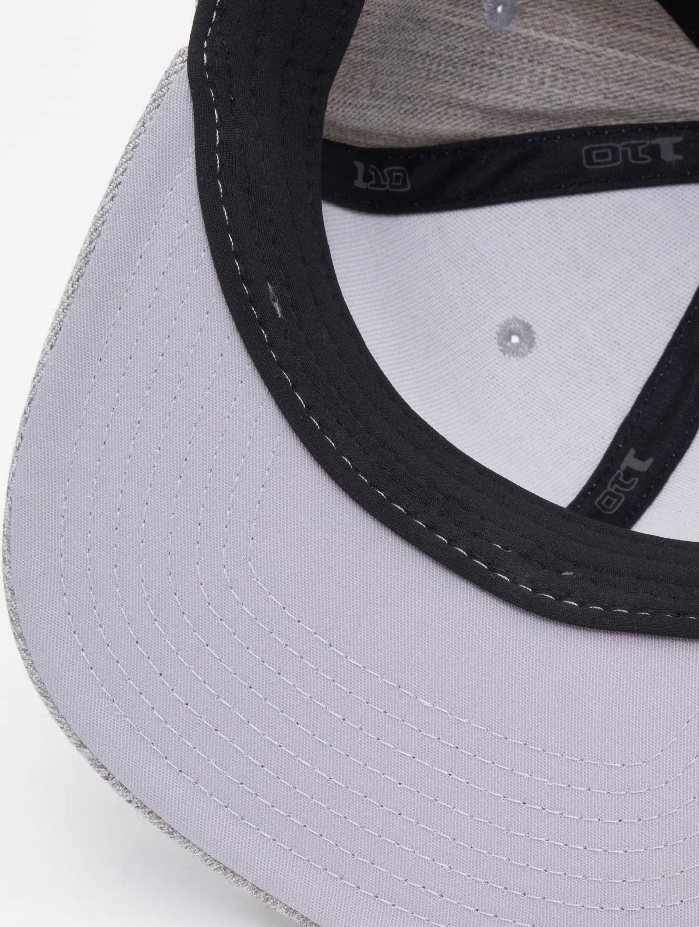 110 Fitted Snapback-524538